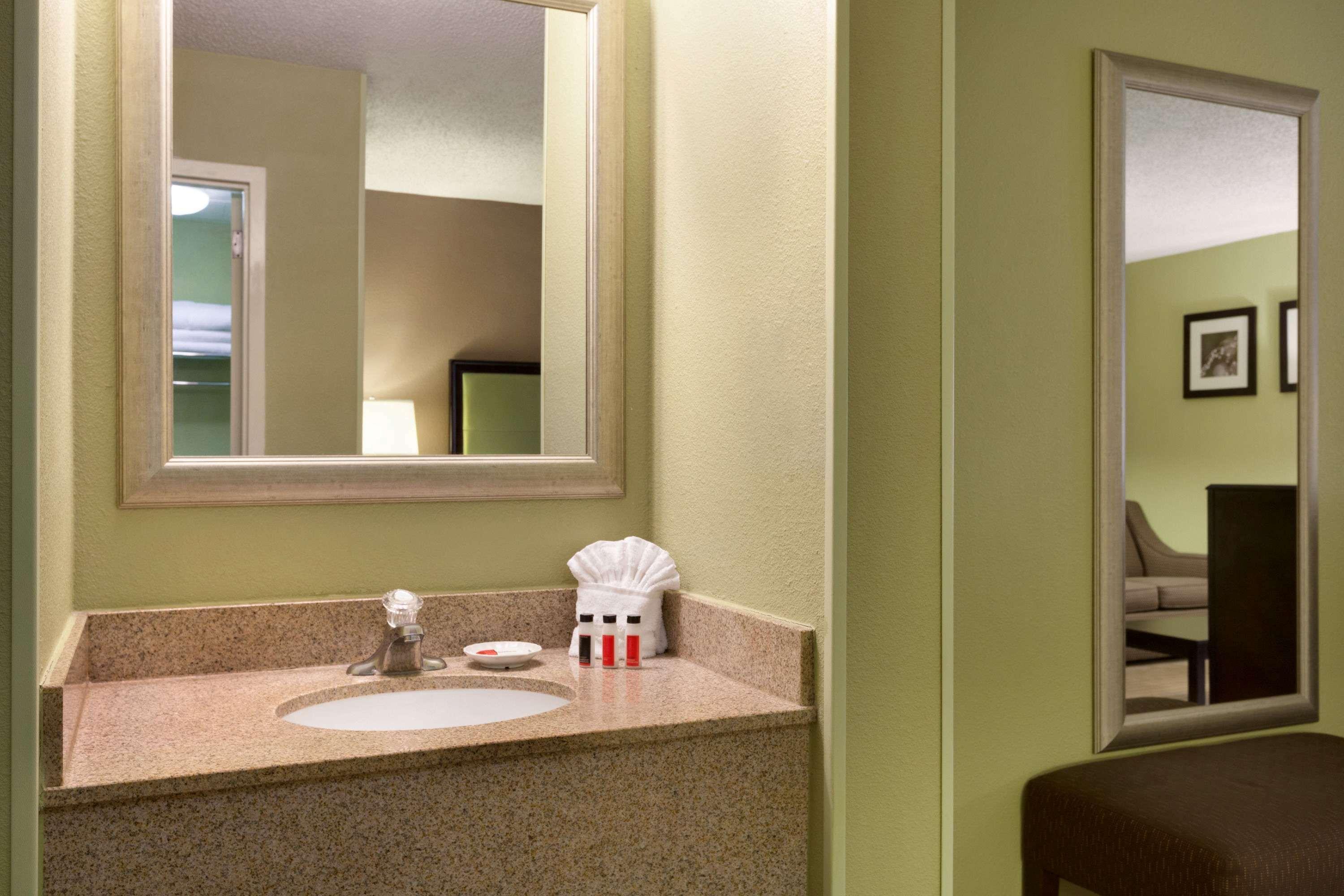 Days Inn By Wyndham Baltimore Inner Harbor Экстерьер фото