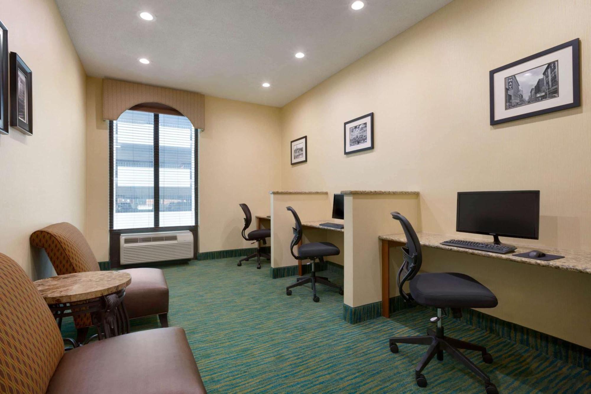 Days Inn By Wyndham Baltimore Inner Harbor Экстерьер фото